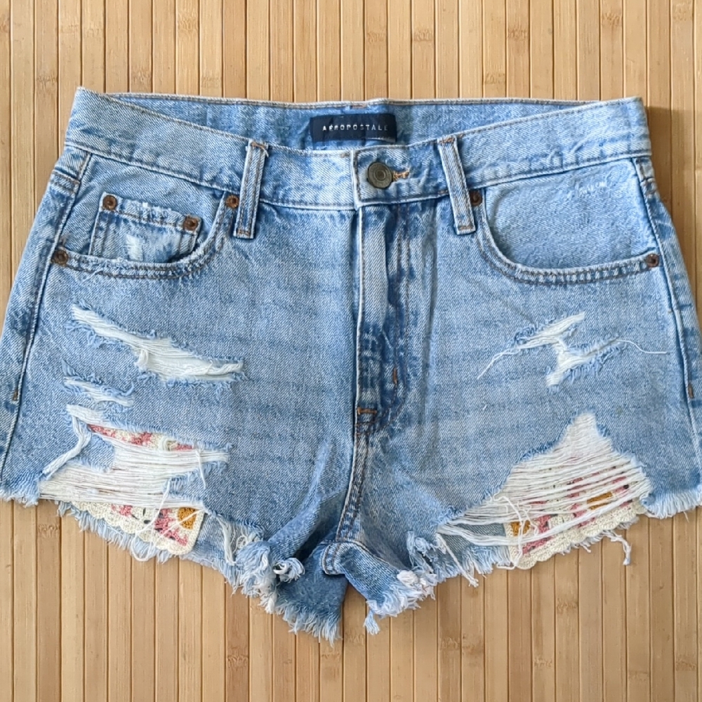 Aeropostale Vintage High Rise Shorty Jeans With Crochet Pockets, Size 6